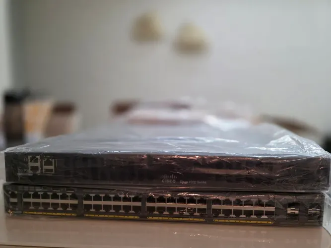Roteador Cisco 4300 Series e Swtch Cisco Catalyst 2960-x Série