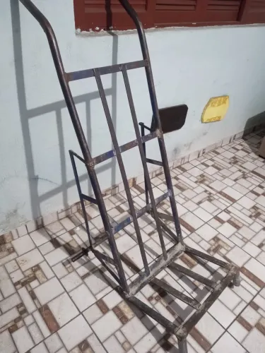Carrinho de mão.