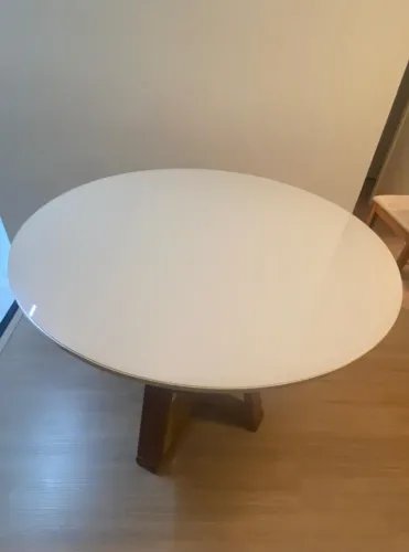 Mesa redonda de jantar bela com pés madeira Tampo vidro/MDF