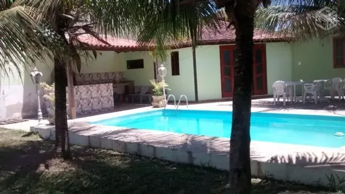 Casa Confortável com Piscina e Churrasqueira Próxima à Praia de Costa Azul
