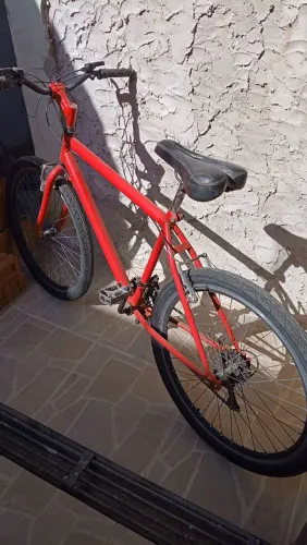 Vendo bike em bom estado,18 marchas, pneus bons,vermelha ,aro 29. 480 reais (a vista)