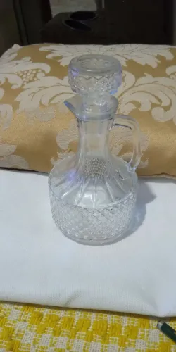 Porta licor com 17,5 cms. Modelo Bico de Jaca. Um mimo!