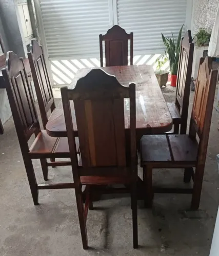 Jogo de mesa rústico com seis cadeiras, nunca restaurada.