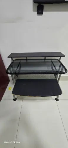 Mesa computador PC, metal e tampo de vidro.