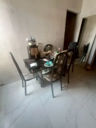Uma mesa de janta de 6 cadeiras e uma sala de sofá