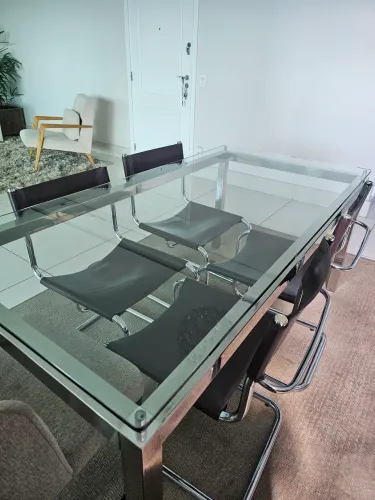 Mesa de jantar com cadeiras e poltronas
