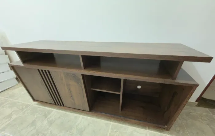Rack para TV amadeirado 1,36m c/ rodízio