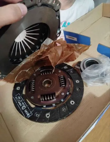 kit de embreagem SACHS está completo e novo.