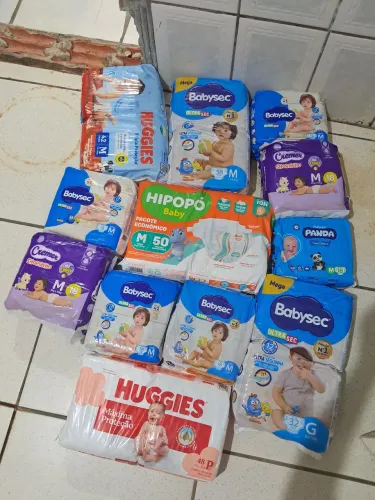 Fraldas descartáveis tamanho M, marcas variadas