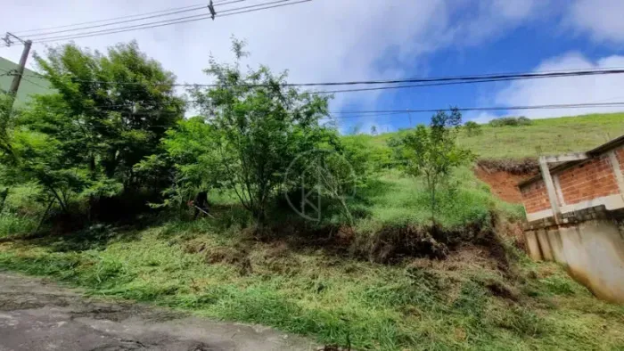 Imóvel para venda possui 450 metros quadrados em São Pedro - Juiz de Fora - MG