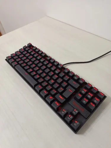 Teclado gamer Redragon Kumara preto com rgb vermelho