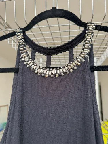 ? Blusa Preta com Detalhe de Pedrarias nas Costas - Sofisticação Única