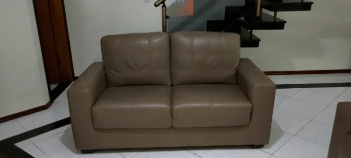 Sofá 2 e 3 Lugares Couro Seminovo