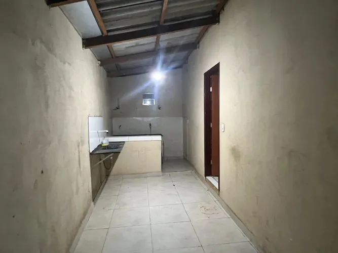 Aluga-se uma casa próximo ao hospital 5 de Outubro.
