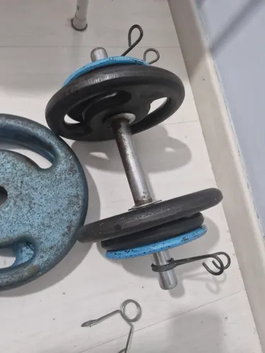 Anilhas e barra de musculação