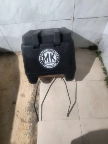 Caixa de 140 litros para moto com o suporte