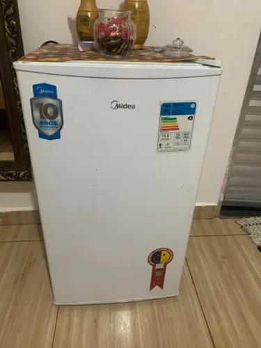 Frigobar Midea 93 litros branco semi novo.