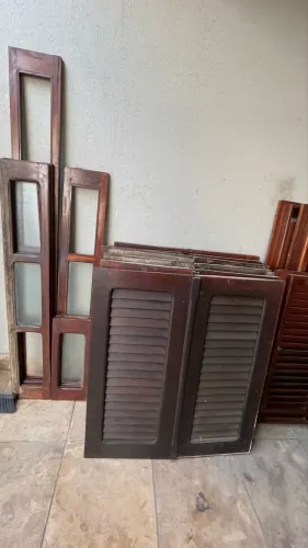 16 Janelas de madeira de primeira folha veneziana 1,10m x 0,50m
