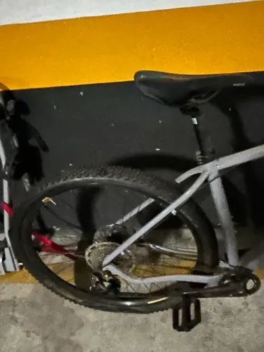 Bicicleta praticamente nova