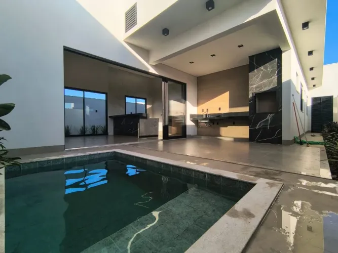 Casa no Condomínio Reserva Novo Mundo com três suítes, escritório e área gourmet completa.