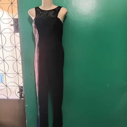 Macacão preto todo em renda