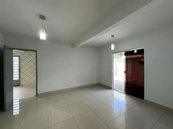 CASA DE ESQUINA COM 527m2, 6 VAGAS DE GARAGEM - VILA REZENDE - GOIÂNIA GO