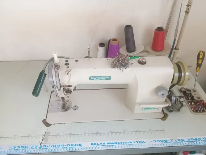 Vendo Duas máquinas Reta e interlok 5 fios