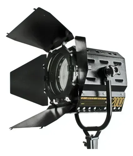 Iluminação estúdio Fresnel Led 2000 Pro Com Dimmer - 5500k (Com tripé 2m)