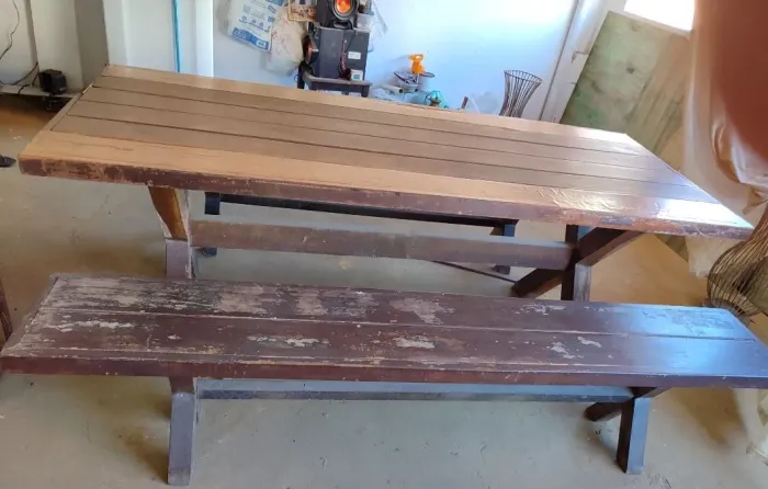 Vendo mesa e 2 banco de madeira rústica 
