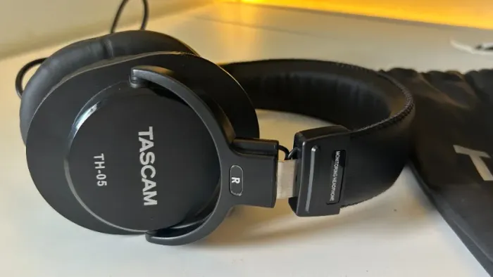 Kit 3 Fones TASCAM TH-06 - Podcast / Estúdio / Monitoramento