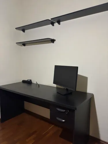 Mesa de Escritório + Prateleiras