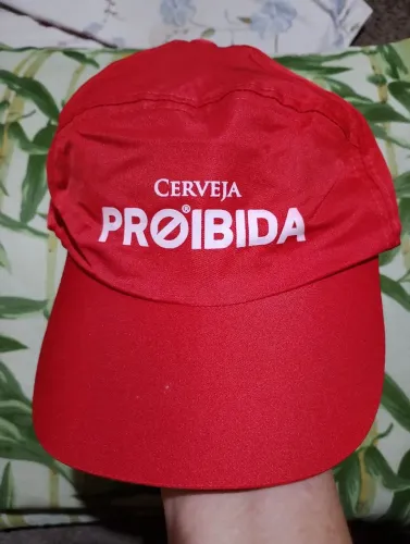 Boné vermelho