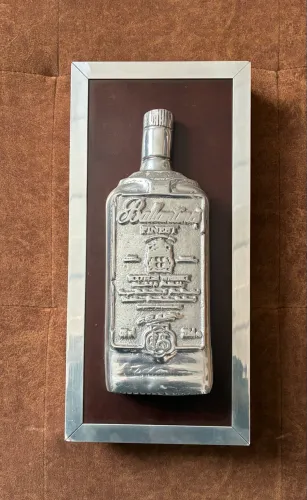 Quadro decorativo de metal com tema de whisky 