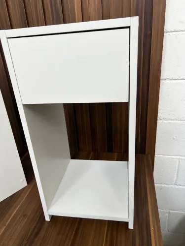 Mesa de cabeceira em MDF nova