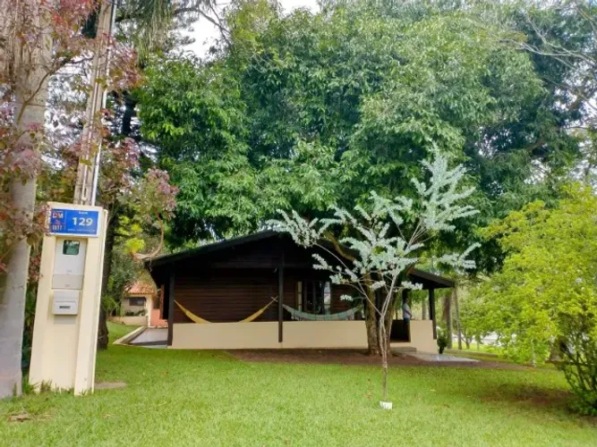 Linda casa em terreno de 1.000m2 e condomínio fechado. Riviera de Sta Cristina XIII
