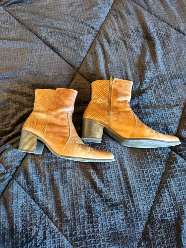 Bota feminina em couro caramelo - Tam 38