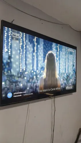 Vende-se uma Smart TV 55 polegada valor 1.500 telefone pra contato *86