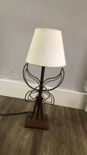 Luminária de mesa de ferro com design de borboleta