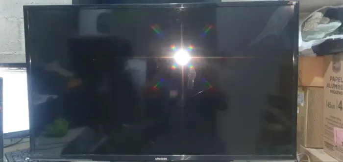 Tv Samsung 40", ideal p/ retirar peças, tela quebrada