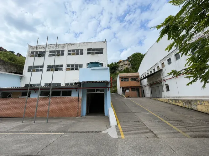 Casa para aluguel possui 3528 metros quadrados em Santo Cristo - Rio de Janeiro - Rio de J
