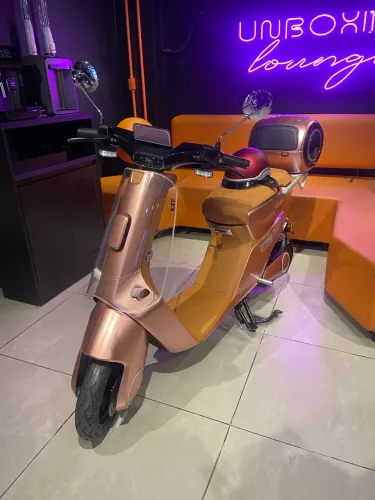 Scooter Elétrica EZE Lumina 2025 Rosa | 1000W | 500 km | Baú + Capacete