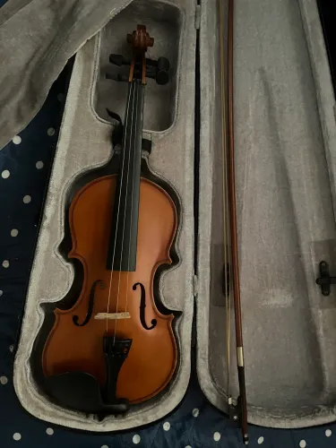 Violino com tudo dentro da caixa e um Breu de brinde