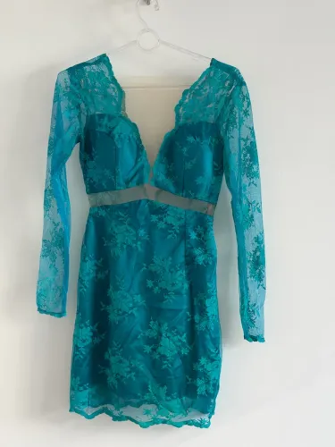 Vestido curto de renda com tule verde