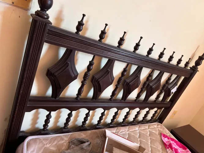 Cama casal com mesas cabeceiras madeira