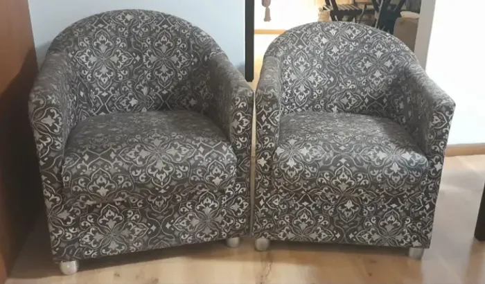 Duas poltronas, estofadas, tecido, bom estado.
