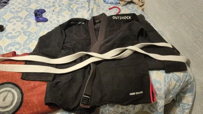 Kimono OUTSHOCK preto semi usado