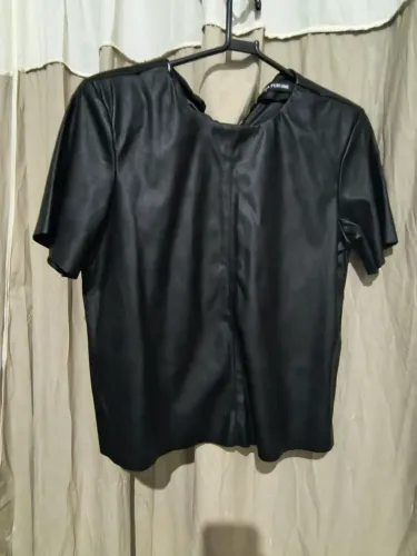 Blusa couro ecológico lança perfume tam P