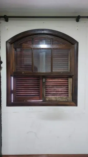 Janela de Madeira Maciça com Arco, Vidro e Veneziana