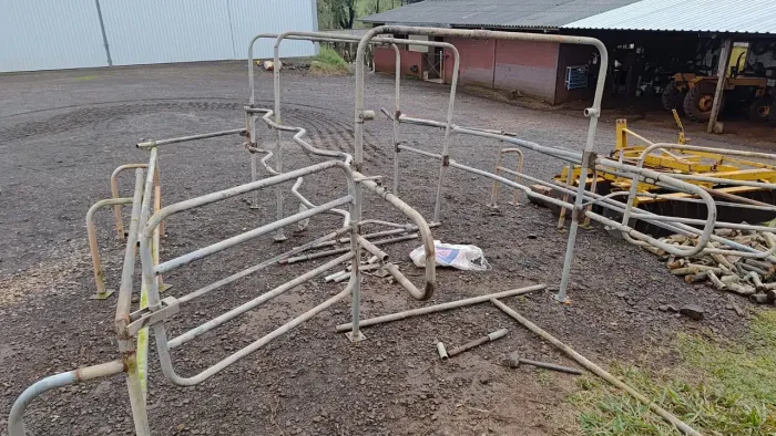 Contenção usada para sala de ordenha