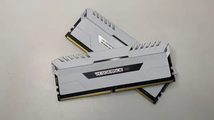16GB (2X8GB) CORSAIR VENGEANCE RGB 3200MHZ BRANCA